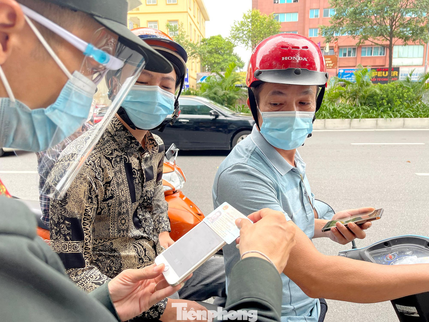 Việc cấp giấy đi đường mới triển khai khá gấp gáp. Bí thư Thành ủy Hà Nội Đinh Tiến Dũng cho biết Ban thường vụ Thành ủy đã yêu cầu Ban cán sự đảng UBND thành phố chỉ đạo tiếp thu nghiêm túc, cầu thị các ý kiến để kịp thời điều chỉnh việc cấp, kiểm tra giấy đi đường phù hợp với thực tiễn.