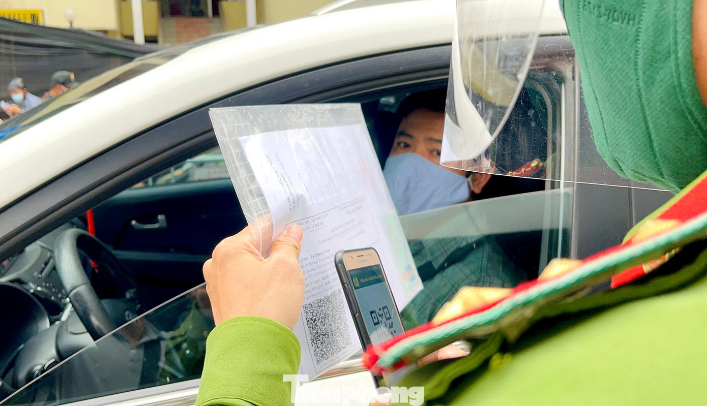 Ghi nhận tại chốt số 12 cầu Mai Động, người dân đã bắt đầu sử dụng mẫu giấy đi đường mới để tham gia giao thông.