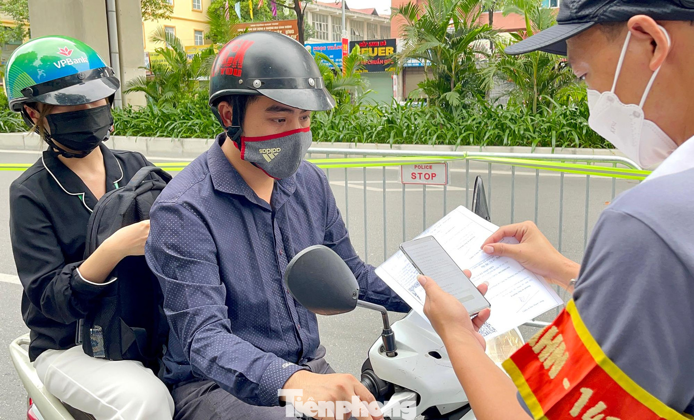 Với những người dân sử dụng mẫu giấy đi đường cũ, lực lượng chức năng nhắc nhở cập nhật bổ sung theo mẫu giấy mới.