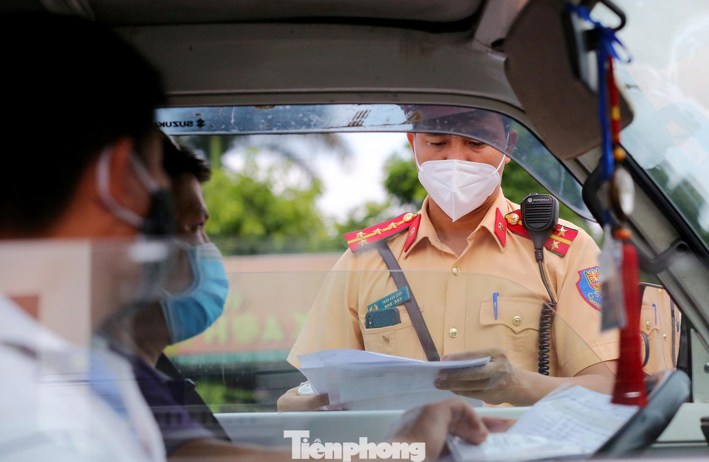 Trao đổi với báo chí vào tối 7/9, thành phố tiếp tục sử dụng giấy đi đường đã cấp (mẫu cũ) và cấp giấy mới (có mã QR) kết hợp nhập vào dữ liệu dân cư. Việc này sẽ được điều chỉnh trên cơ sở hiệu quả thực tiễn, sau đó nhập hai loại giấy thành một. Thành phố chỉ phạt người ra đường không thuộc các trường hợp theo quy định của Chỉ thị số 16; tăng cường tuyên truyền, nhắc nhở, hướng dẫn người dân tự giác chấp hành.