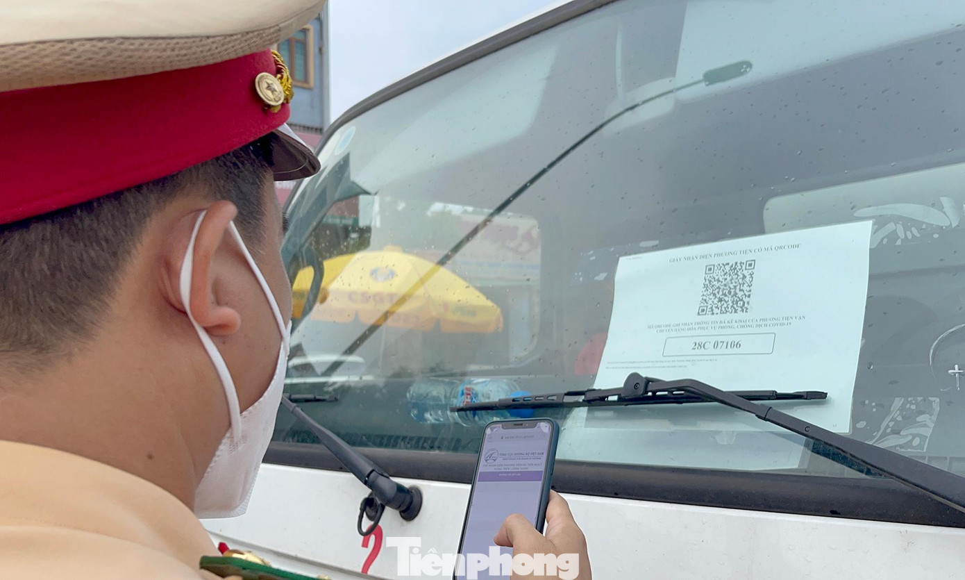 Đại uý Trần Văn Giáp, chốt trưởng chốt số 12 cho biết thực tế kiểm tra sáng nay chỉ có một số ít người dân có giấy đi đường mới.