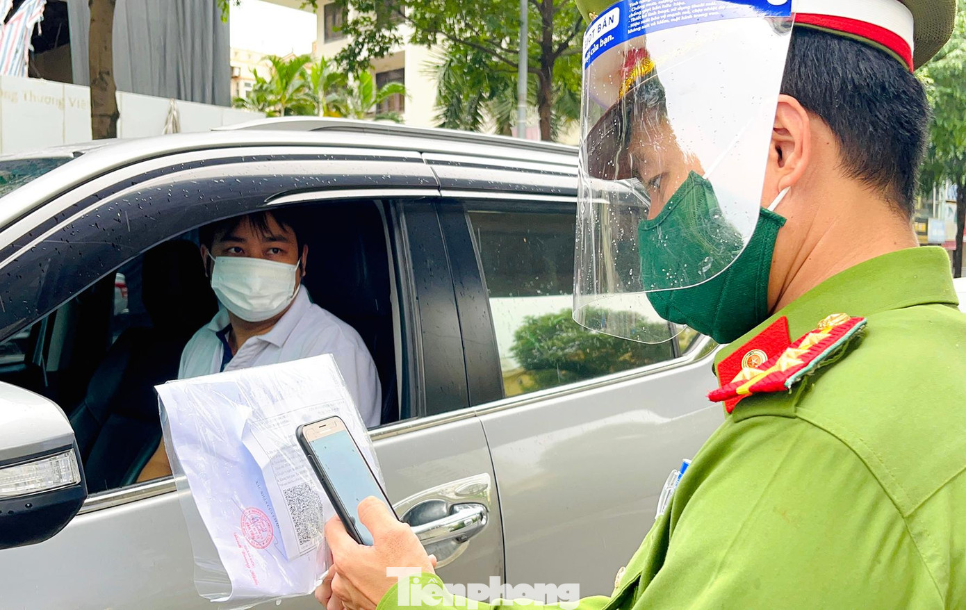 Lực lượng chức năng tiến hành quét mã QR để tra soát đối chiếu thông tin giấy đi đường mới.