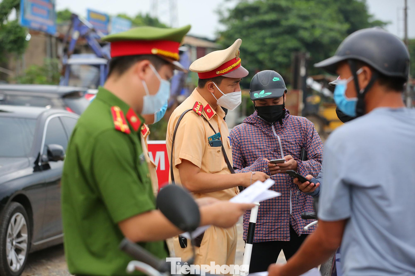 Như vậy từ sáng nay (8/9), lực lượng chức năng kiểm tra việc sử dụng mẫu giấy đi đường cả mới và cũ; người dân chưa có giấy đi đường mẫu mới thì tiếp tục sử dụng giấy trước đây khi tham gia giao thông.