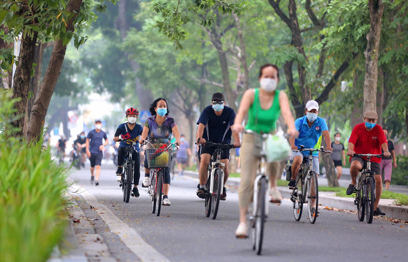 Ghi nhận tại các khu vực tập thể dục thể thao ngoài trời, đa số người dân đều có ý thức đeo khẩu trang khi ra ngoài tập thể dục phòng, chống dịch.