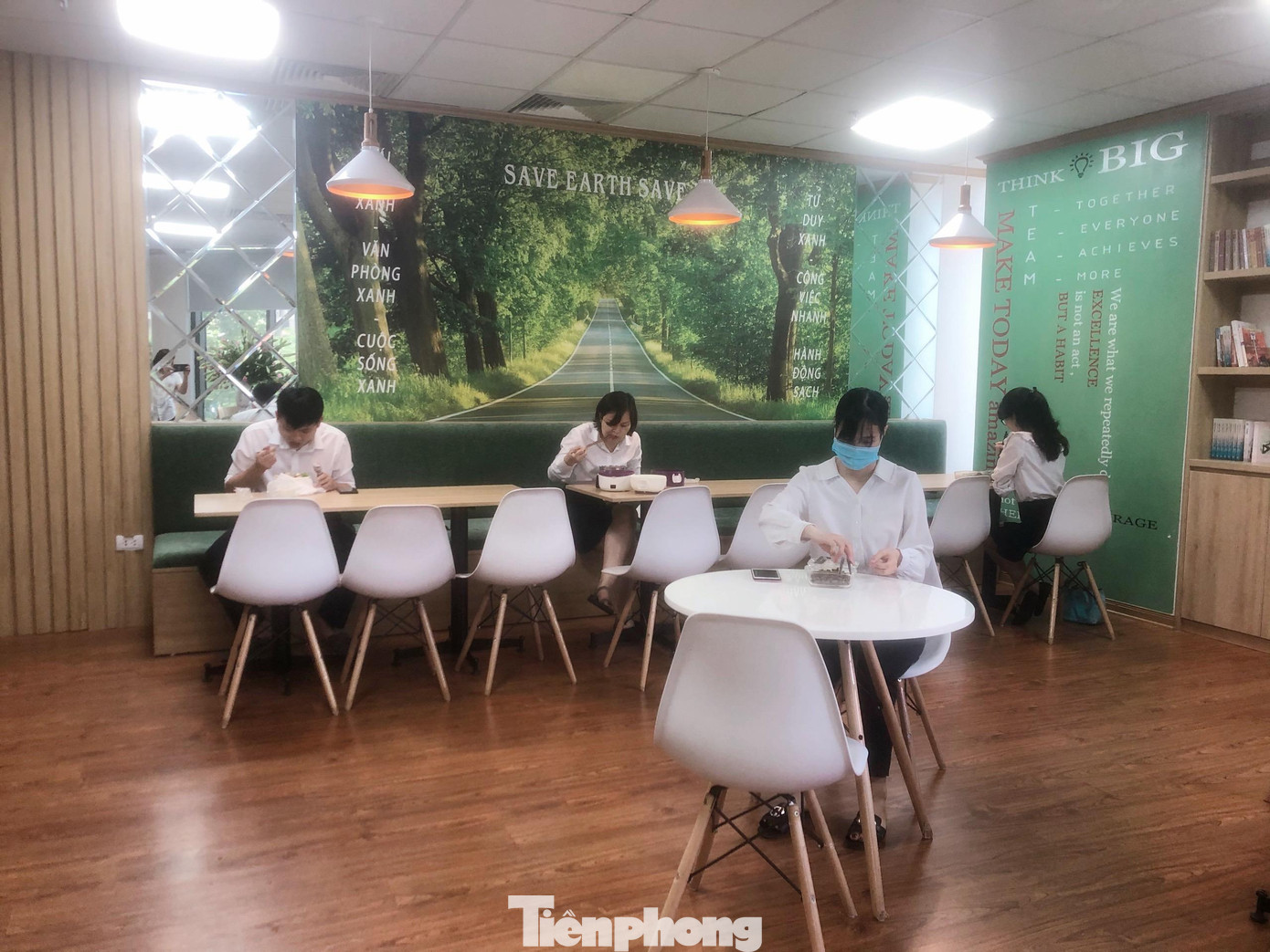 Dân văn phòng thực hiện giãn cách trong bữa trưa mùa dịch COVID-19.