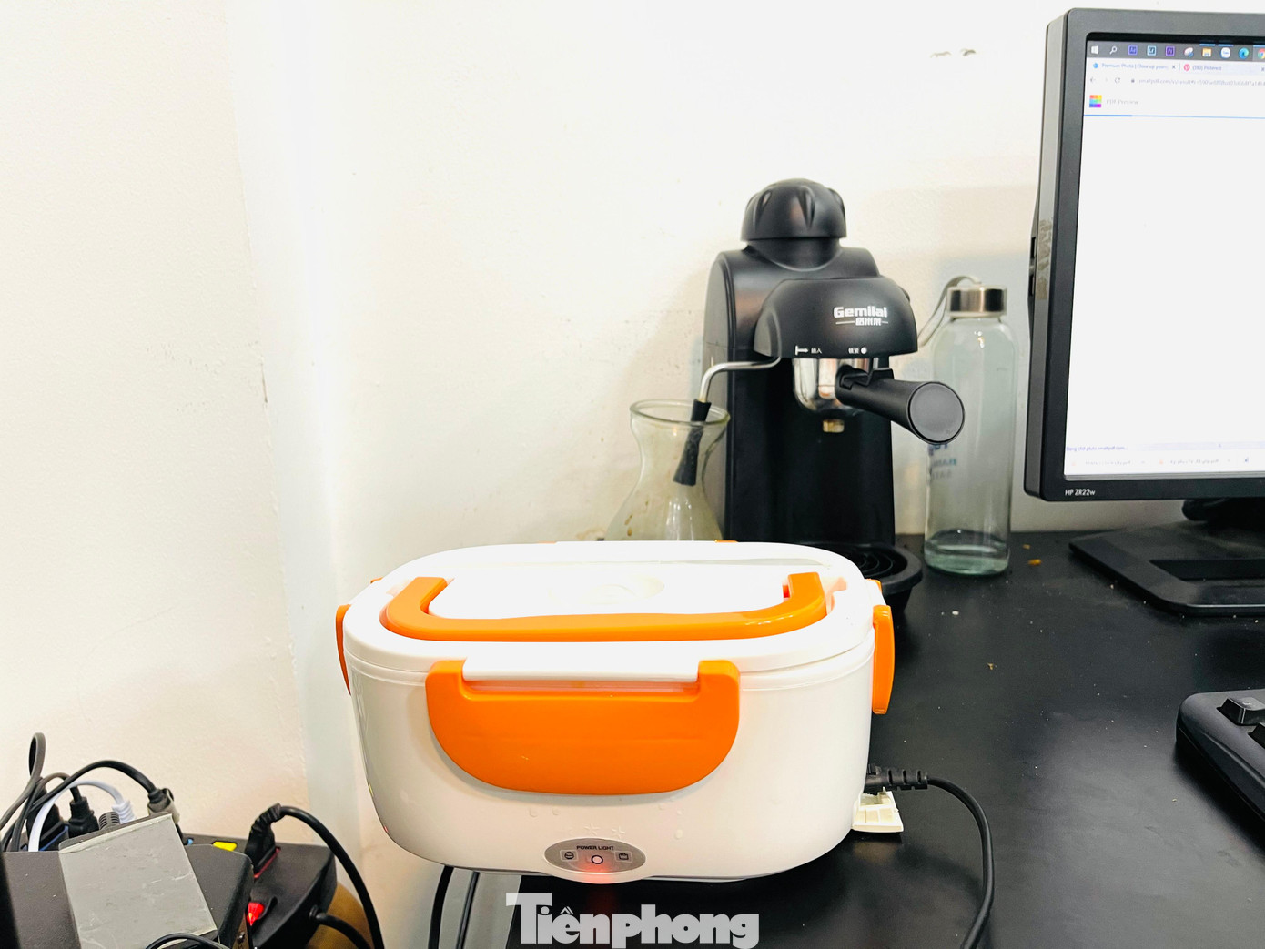 Những hộp cơm trưa tiện dụng đem đi từ sáng sớm sẽ được hâm nóng trước giờ ăn.