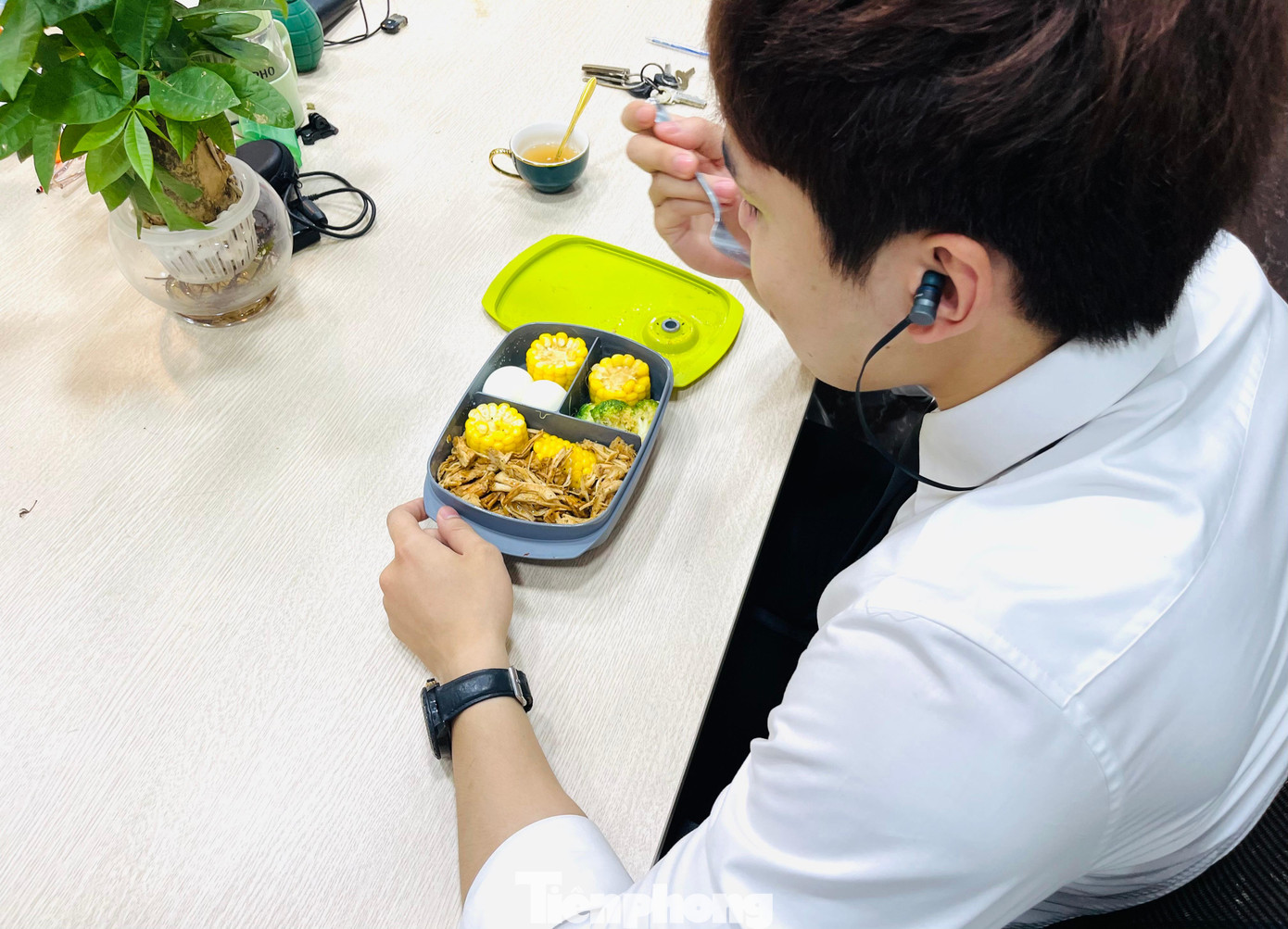 Anh Trần Công Đức làm thiết kế tại 1 công ty truyền thông chia sẻ: "Hàng ngày dậy sớm hơn một chút, thay đổi nếp sinh hoạt nhưng bữa trưa đảm bảo hơn".