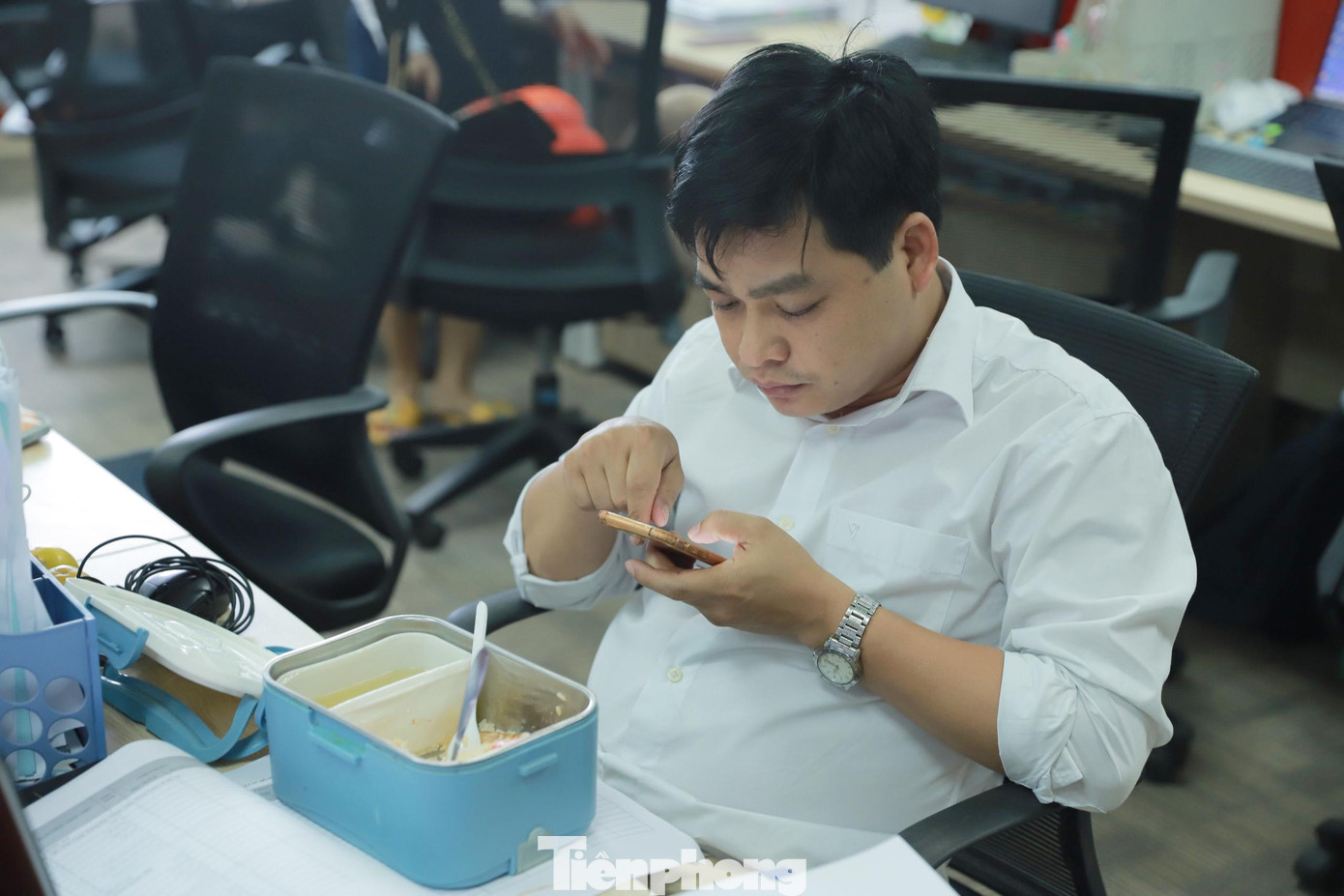 Những bữa ăn trưa vội vã của dân công sở hiện nay.