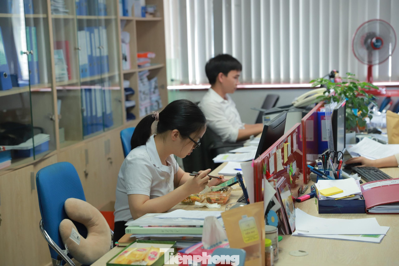 Để ứng phó dịch COVID-19, nhiều người đã thay đổi thói quen hằng ngày, dậy sớm hơn để nấu bữa trưa mang đến công sở.