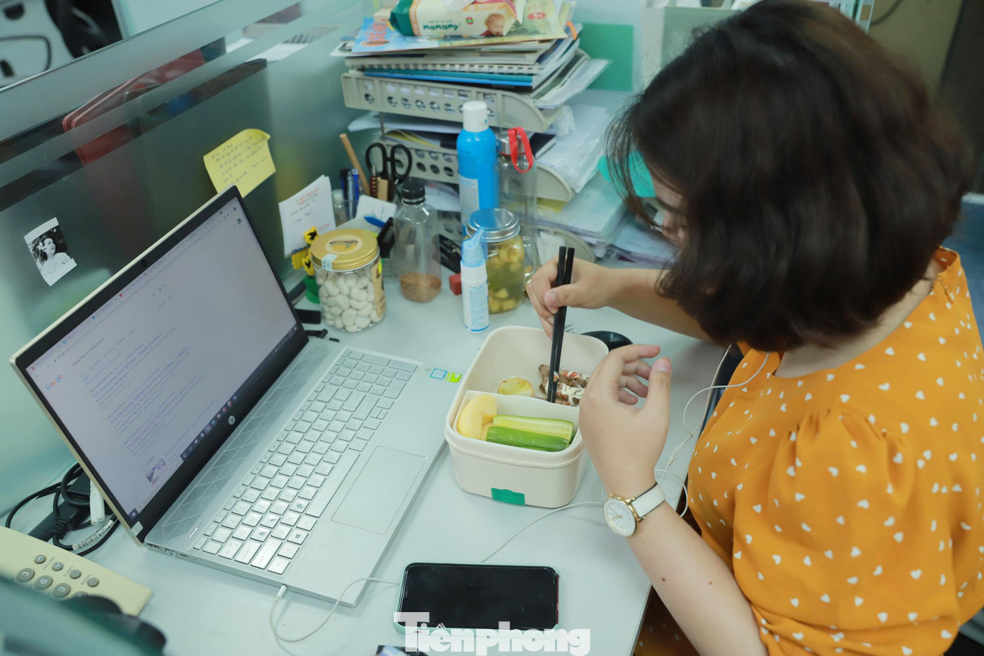 Bữa cơm trưa "đặc thù" mùa dịch COVID-19.