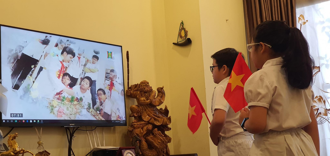 Do ảnh hưởng của dịch bệnh COVID-19 vẫn đang diễn biến phức tạp, Hà Nội chỉ tổ chức Lễ Khai giảng năm học 2021 - 2022 tại trường THCS Trưng Vương. Toàn bộ lễ khai giảng được truyền hình trực tiếp trên các kênh sóng H1 và H2 của Đài Phát thanh - Truyền hình Hà Nội.