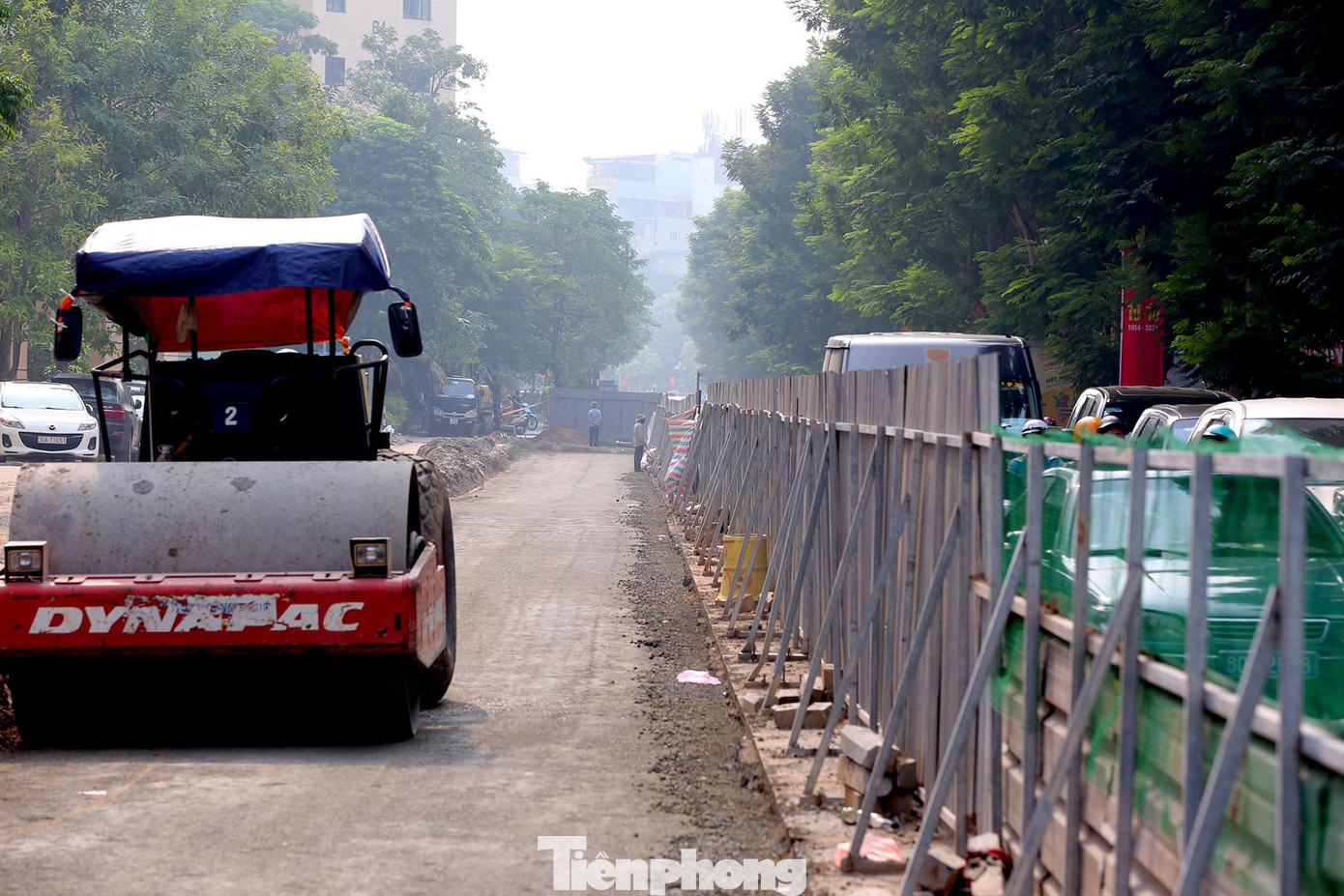 Trần Đăng Ninh là tuyến đường có mật độ giao thông lớn nên thường xuyên xảy ra ùn tắc, nhất là đoạn nút giao Trần Đăng Ninh - Nguyễn Phong Sắc. Để khắc phục tình trạng trên, việc điều chỉnh vỉa hè mở rộng mặt đường là hết sức cấp thiết.