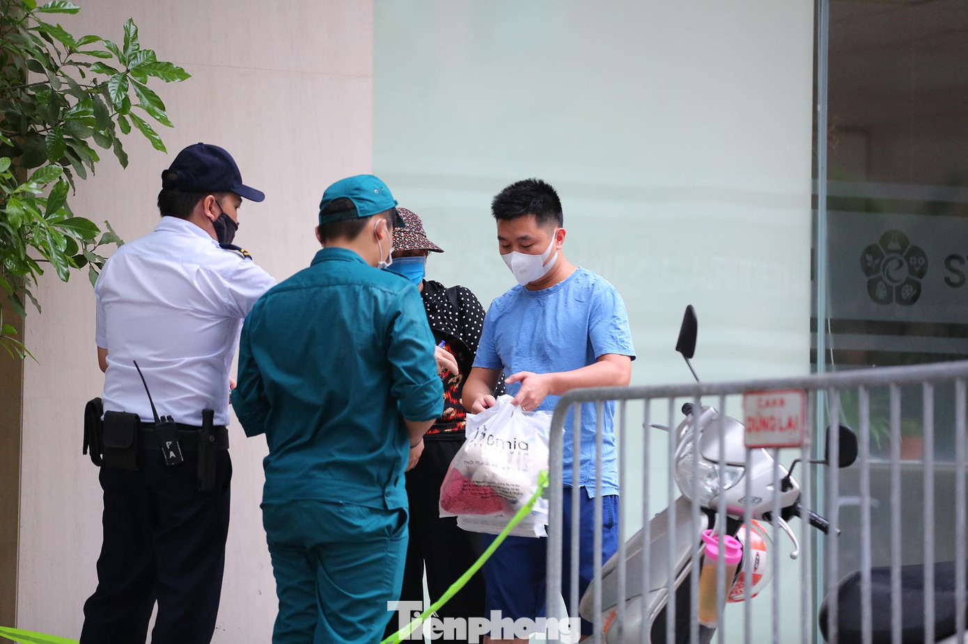 Người thân liên tục tiếp tế lương thực, thực phẩm cho các hộ dân trong toà nhà trong chiều tối nay.