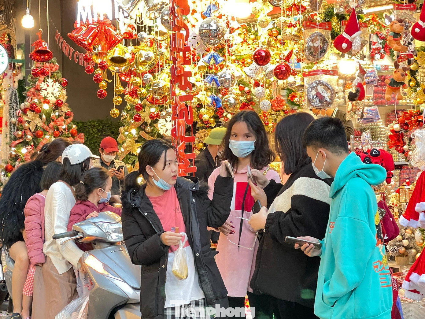 Còn gần 1 tháng nữa mới đến Giáng sinh thế nhưng đã có nhiều người tranh thủ ngày nghỉ cuối tuần đến đây mua đồ để về trang trí. Các mặt hàng năm nay đều có giá ổn định.