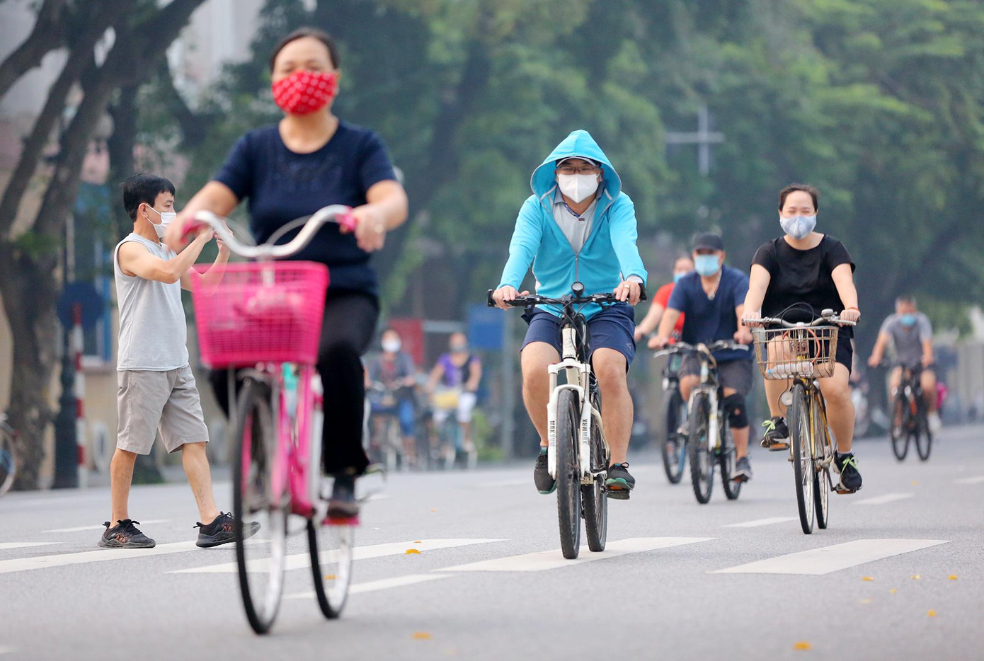 Người dân hào hứng sau một thời gian dài giãn cách xã hội phải tự tập tại nhà.