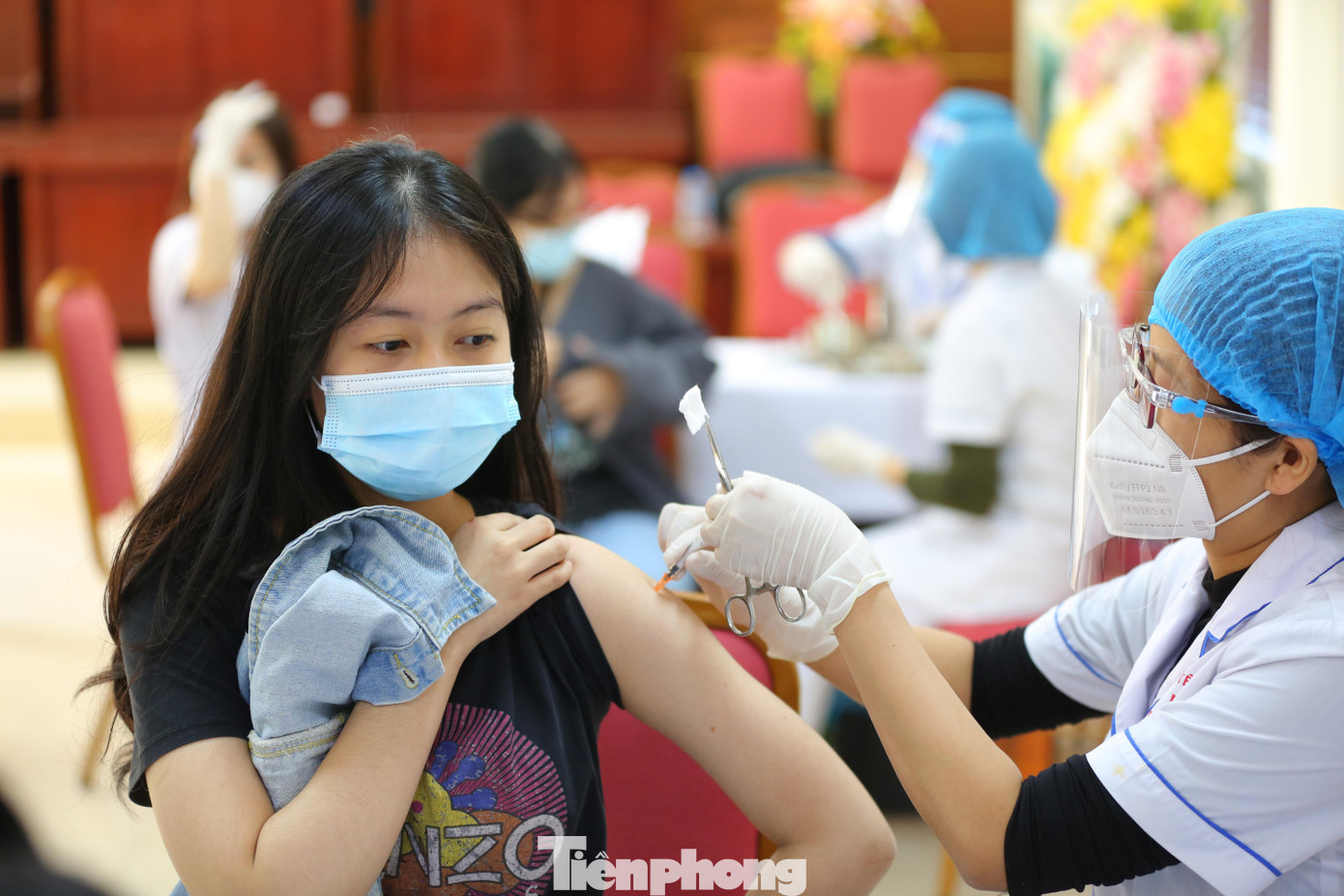 Yến Ngọc, học sinh lớp 9A1 Trường THCS Việt Nam - Angiêri, cho biết có chút lo lắng trước khi tiêm nhưng cũng rất mừng vì sẽ được tới trường học trong thời gian tới.