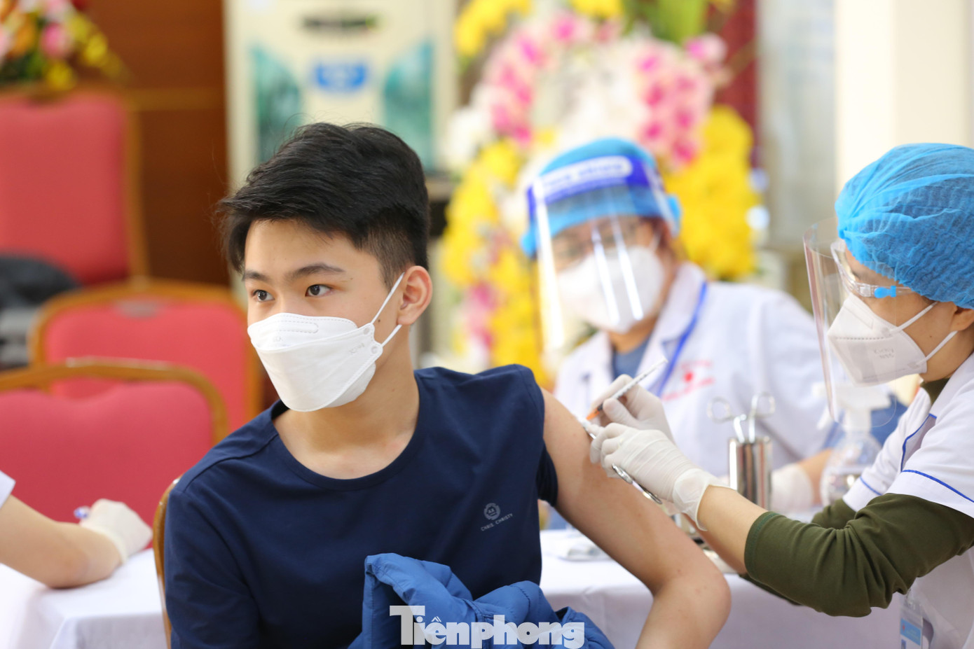 Theo cô Minh Thuỷ, Hiệu trưởng trường Việt Nam - Angiêri, trong sáng nay nhà trường có 7 lớp 9 với hơn 350 học sinh được tiêm, tất cả đều thực hiện theo kế hoạch.