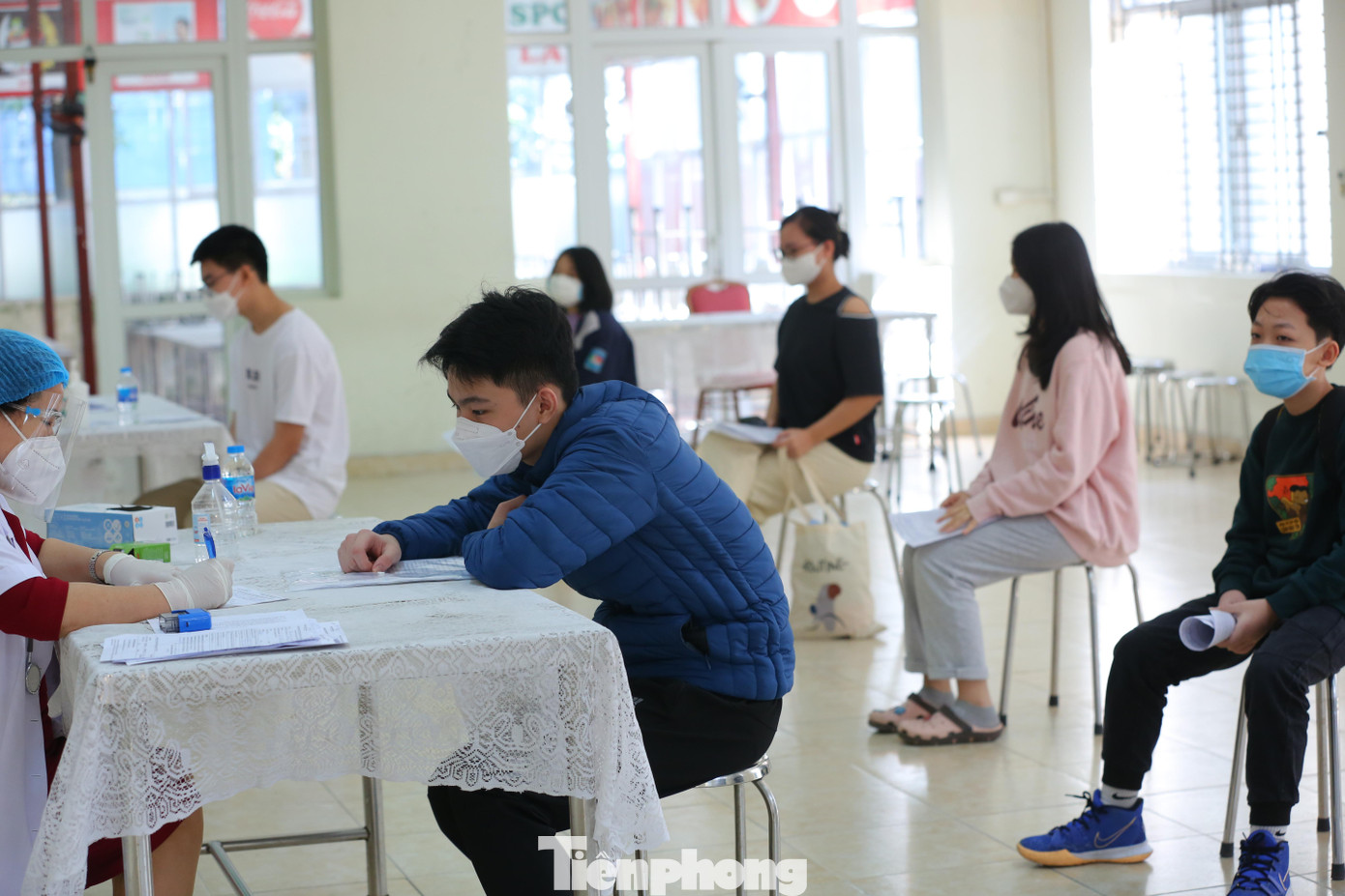 Học sinh trường THCS Việt Nam - Angiêri được đo thân nhiệt, khám sàng lọc trước khi vào tiêm.