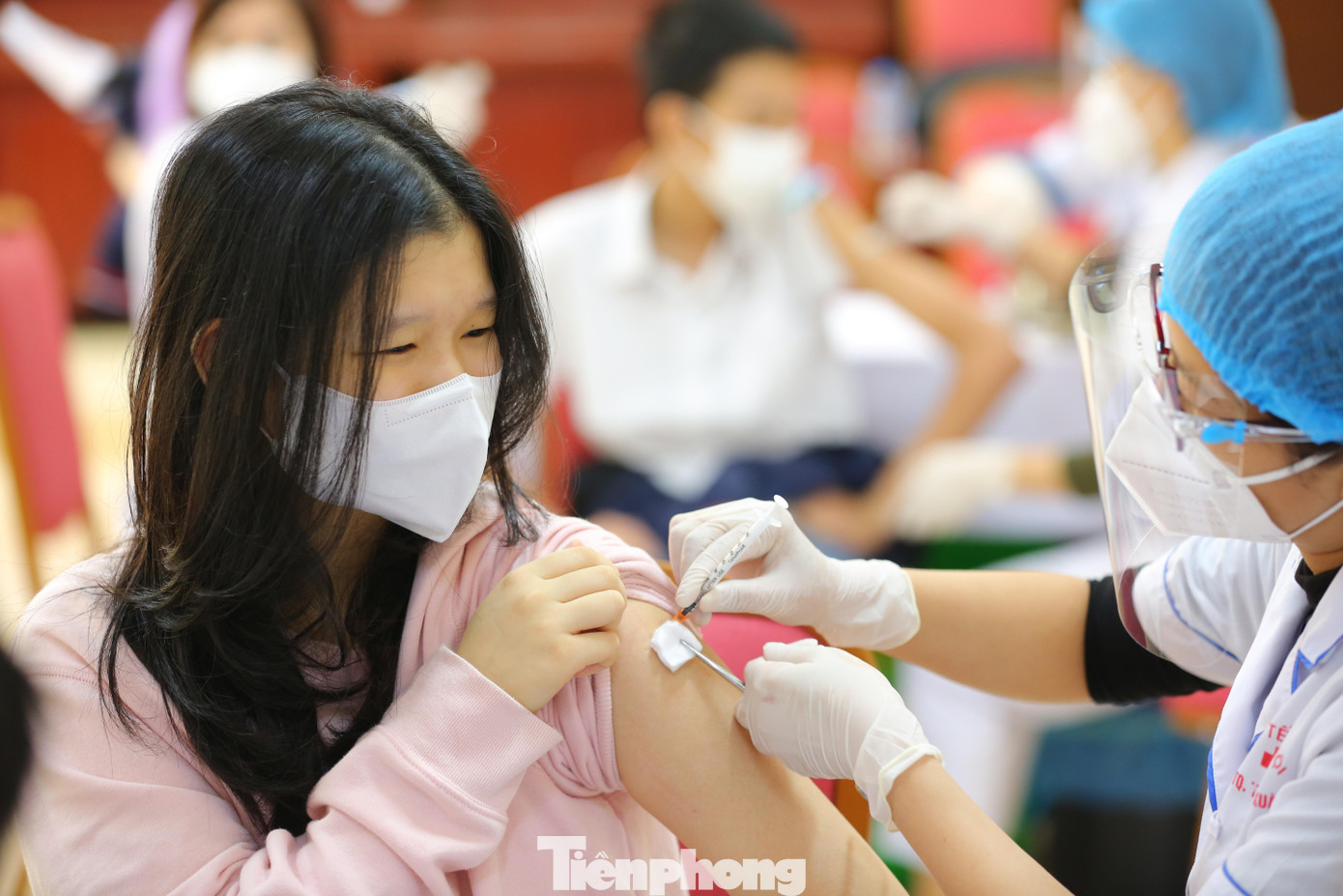 Ông Phạm Gia Hữu, Trưởng Phòng GD&amp;ĐT Thanh Xuân cho biết, trong đợt tiêm này, học sinh tất cả các trường THCS đều được tiêm vắc xin. Trung tâm Y tế quận tổ chức, bố trí lực lượng phối hợp các lực lượng, nhà trường tổ chức tiêm phòng, đảm bảo an toàn cho học sinh.