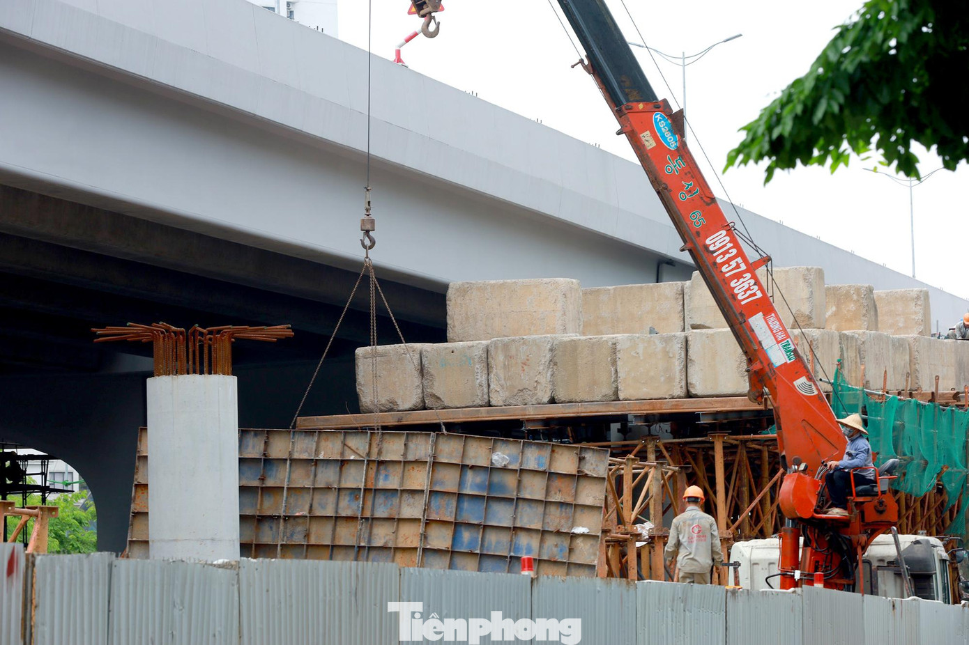 Ban quản lý sẽ bố trí người hướng dẫn giao thông tại điểm đầu vị trí rào chắn theo hướng tuyến, các điểm rào chắn thi công và nút giao thông quan trọng trên đường Phạm Văn Đồng bảo đảm an toàn giao thông cho các phương tiện lưu thông.