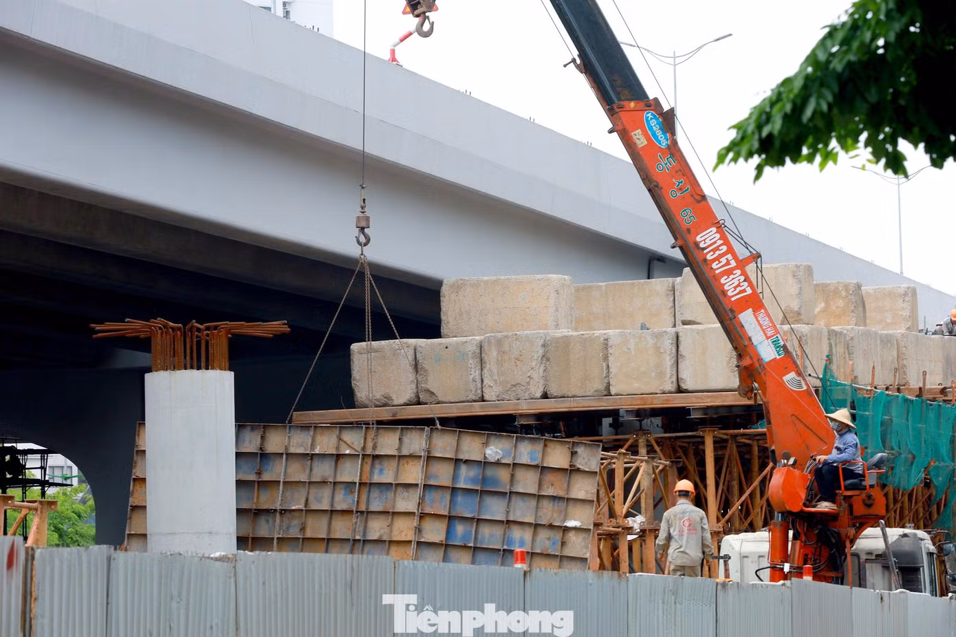 Ban quản lý sẽ bố trí người hướng dẫn giao thông tại điểm đầu vị trí rào chắn theo hướng tuyến, các điểm rào chắn thi công và nút giao thông quan trọng trên đường Phạm Văn Đồng bảo đảm an toàn giao thông cho các phương tiện lưu thông. Ban quản lý sẽ bố trí người hướng dẫn giao thông tại điểm đầu vị trí rào chắn theo hướng tuyến, các điểm rào chắn thi công và nút giao thông quan trọng trên đường Phạm Văn Đồng bảo đảm an toàn giao thông cho các phương tiện lưu thông.