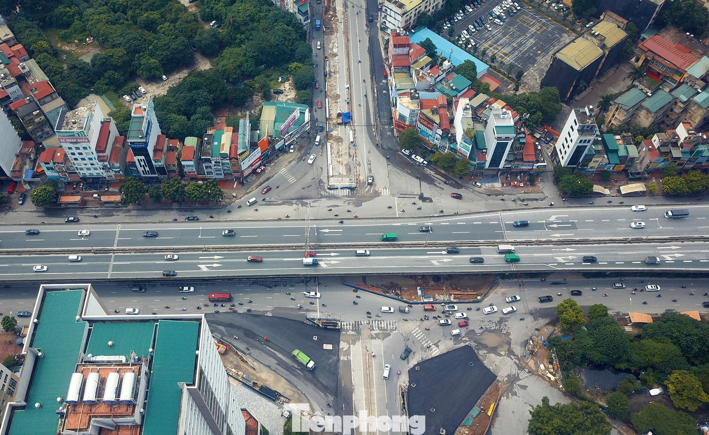 Dự án xây dựng hầm chui Lê Văn Lương được khởi công từ tháng 10/2020, tại nút giao Lê Văn Lương - Khuất Duy Tiến - Tố Hữu bằng ngân sách của thành phố Hà Nội.