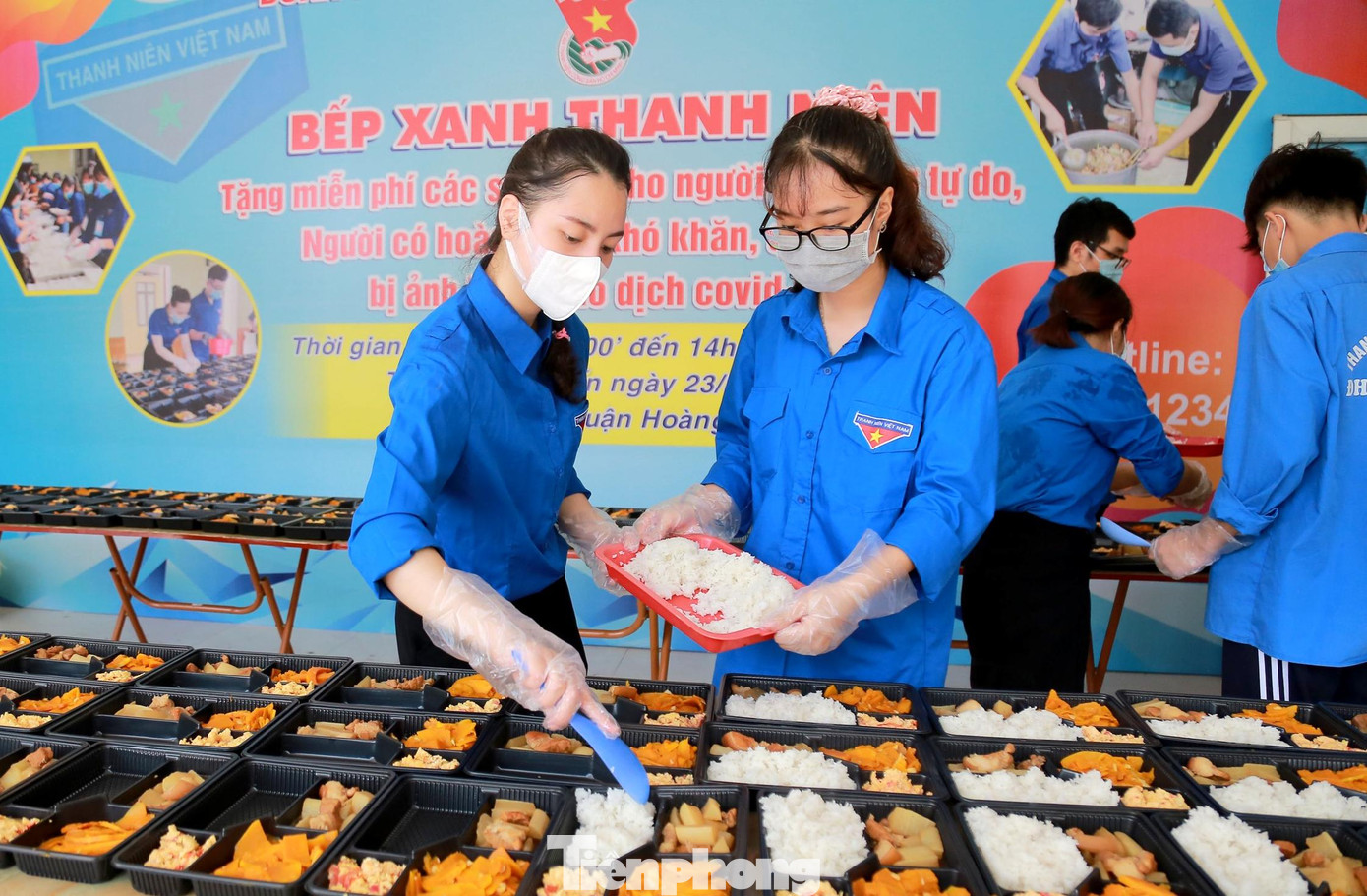 Hàng ngày từ đầu giờ sáng, các tình nguyện viên trẻ của quận Hoàng Mai đã có mặt tại Trung tâm văn hóa phía Đông (phường Trần Phú, quận Hoàng Mai) để bắt đầu chuẩn bị các suất ăn miễn phí.