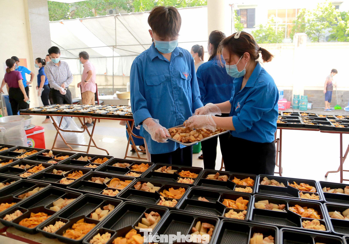 “Bếp xanh thanh niên” do Quận đoàn Hoàng Mai triển khai đã cung cấp hàng trăm suất ăn miễn phí hai bữa mỗi ngày cho lực lượng tuyến đầu chống dịch, người lao động tự do bị mất việc làm, người có hoàn cảnh khó khăn, sinh viên bị mắc kẹt do thực hiện giãn cách xã hội.