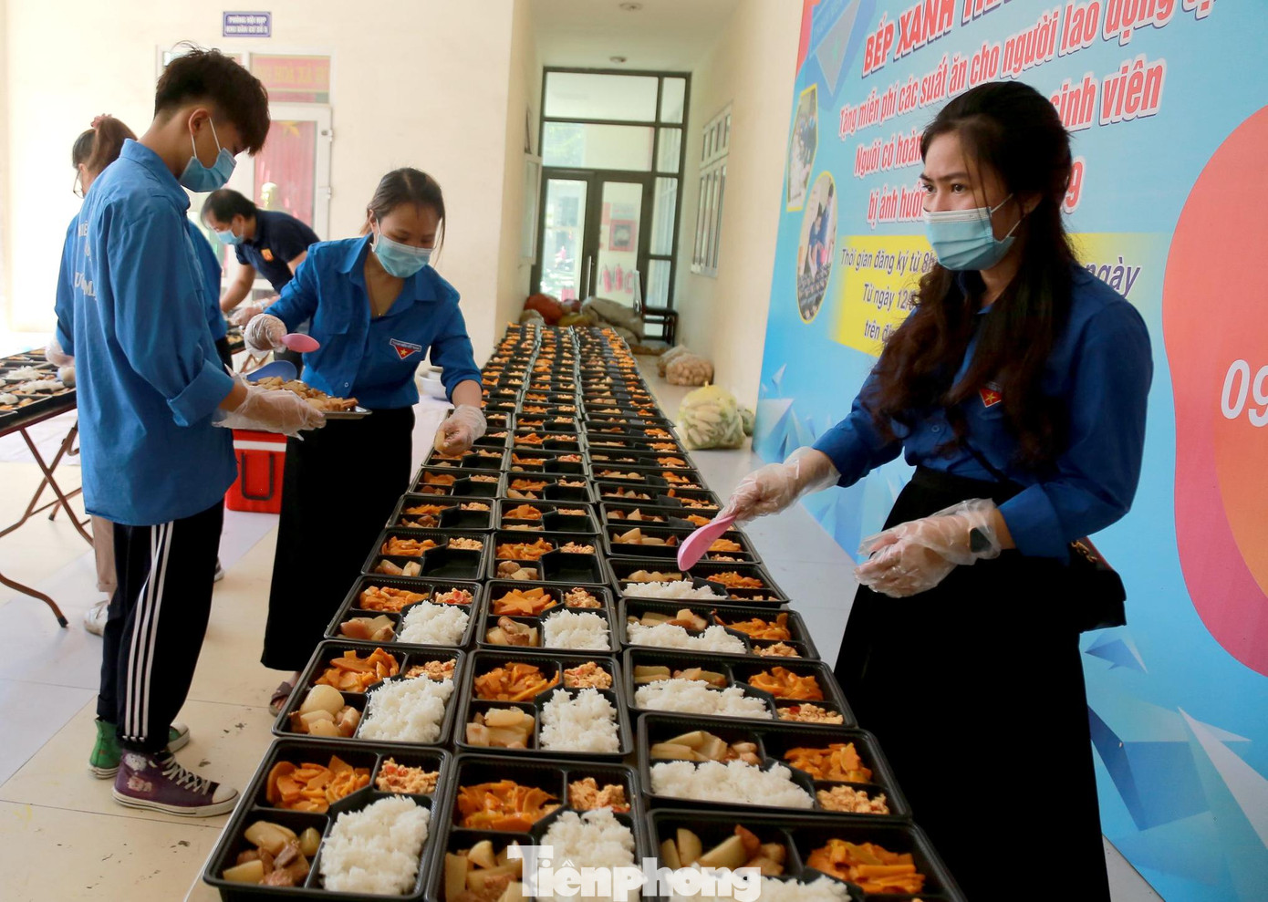 Các bạn trẻ tất bật chia nhau mỗi người một việc từ tiếp nhận thực phẩm, nhặt rau, nấu cơm, chia cơm, đóng gói… các dây chuyền đều hoạt động nhịp nhàng.
