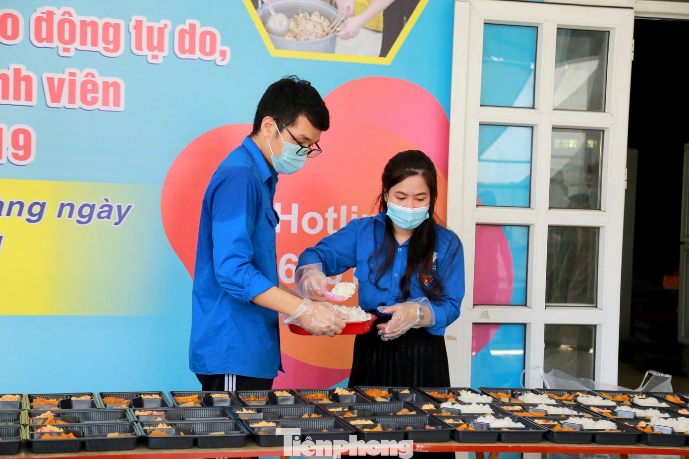 Mỗi ngày trung bình Bếp xanh phục vụ từ 600 - 700 suất cơm 2 bữa tiếp sức cho các y, bác sĩ, những người dân lao động tự do, sinh viên có hoàn cảnh khó khăn.