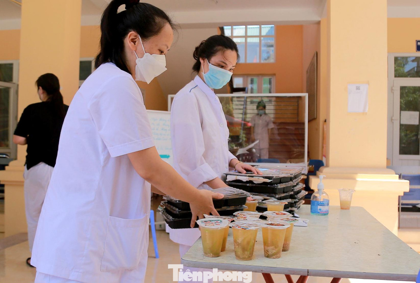 11h các suất ăn đã được vận chuyển đến các điểm theo lịch hẹn giữa trời nắng oi bức.