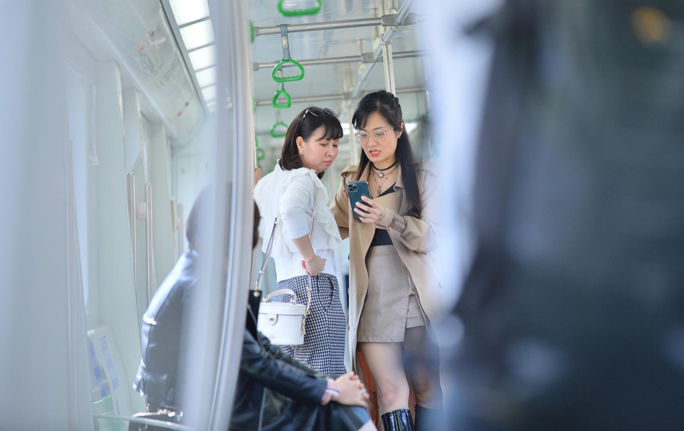 Tại các địa điểm công cộng, lực lượng chức năng vẫn duy trì hoạt động tuyên truyền, vận động nhân dân thực hiện nghiêm các biện pháp phòng, chống dịch, nhất là việc đeo khẩu trang. Tuy nhiên 1 số thời điểm người dân vẫn còn tâm lý chủ quan, quên đeo khẩu trang khi mải chụp hình.