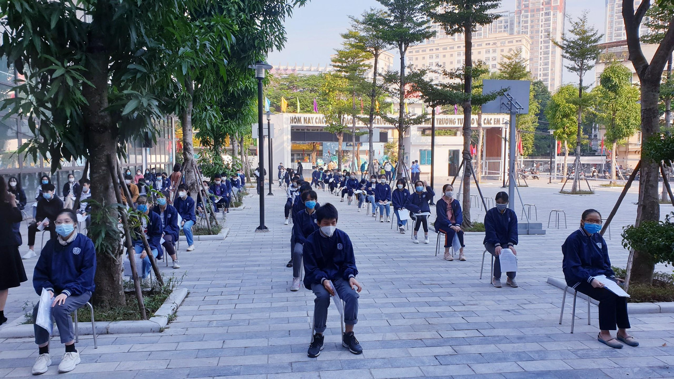 Bà Phạm Thị Xuân Oanh, Hiệu trưởng Trường THCS Kim Giang, quận Thanh Xuân cho biết, có 97% học sinh đăng ký tiêm. Những học sinh không đủ điều kiện sức khoẻ tiêm tại trường, đơn vị lập danh sách gửi Trung tâm Y tế quận để có kế hoạch tiêm tại bệnh viện cho các em.