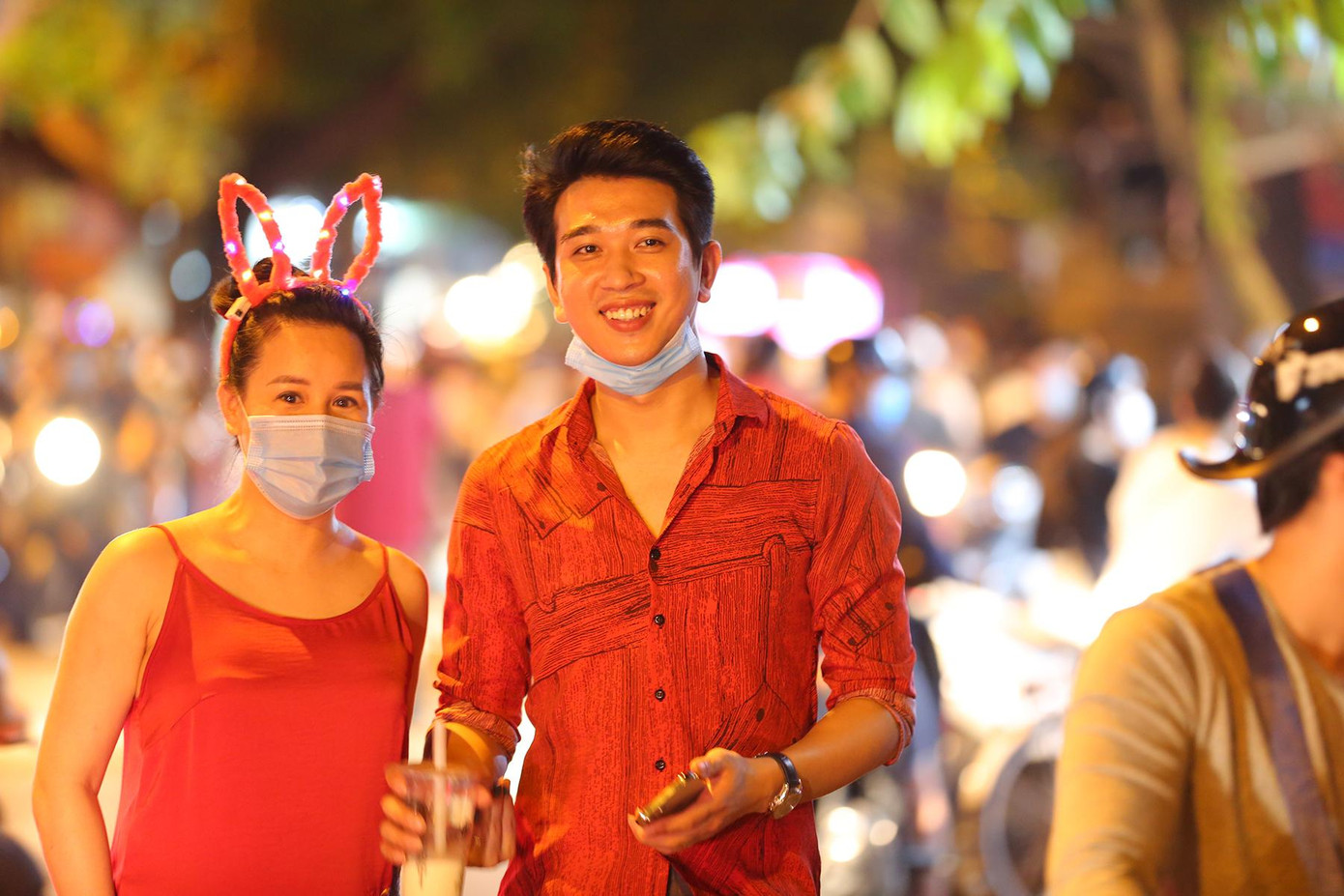 Một số người dân còn tâm lý chủ quan, không đeo khẩu trang khi đi mua sắm, không đảm bảo công tác phòng, chống dịch COVID-19. Một số người dân còn tâm lý chủ quan, không đeo khẩu trang khi đi mua sắm, không đảm bảo công tác phòng, chống dịch COVID-19.