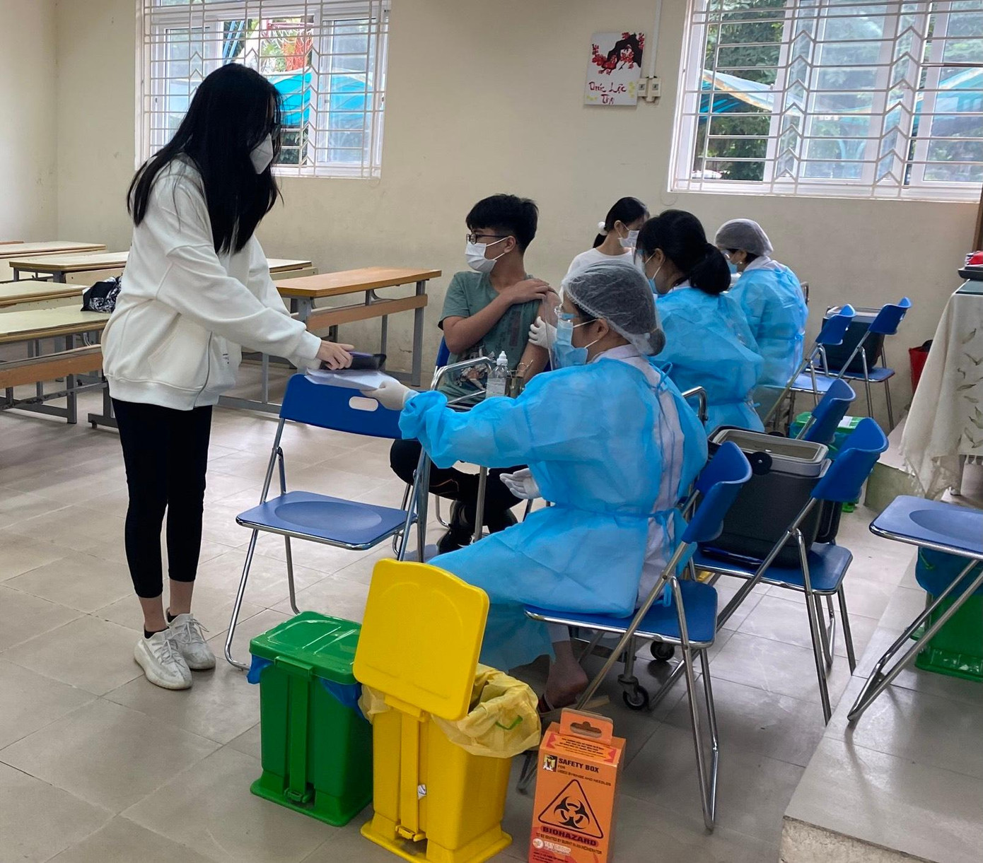 Bà Nguyễn Thị Mỹ Linh, Hiệu trưởng nhà trường cho biết, trước đó trường lưu ý phụ huynh cho con ăn no trước khi tiêm; mặc áo cộc ở bên trong, áo ấm bên ngoài; khai báo y tế đầy đủ. Ngoài ra, nhà trường cũng thông báo, do học sinh nhỏ tuổi, phụ huynh phải có mặt ở trường trong suốt thời gian tiêm, theo dõi sau tiêm.