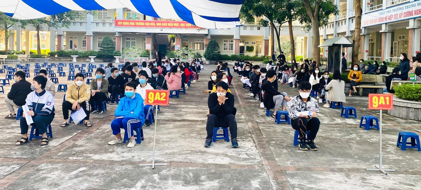 Tại Trường THCS Gia Thuỵ, quận Long Biên (Hà Nội) từ 7 giờ 30 phút sáng nay, học sinh được phụ huynh đưa đến trường để tiêm vắc xin.