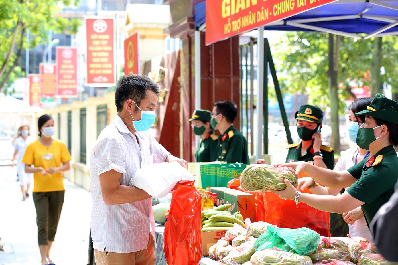 Gian hàng 0 đồng' nhằm giúp đỡ những người có hoàn cảnh khó khăn, người ngoại tỉnh đang ở trọ trên địa bàn phường Ngọc Hà và phường Đội Cấn thuộc quận Ba Đình, TP Hà Nội.