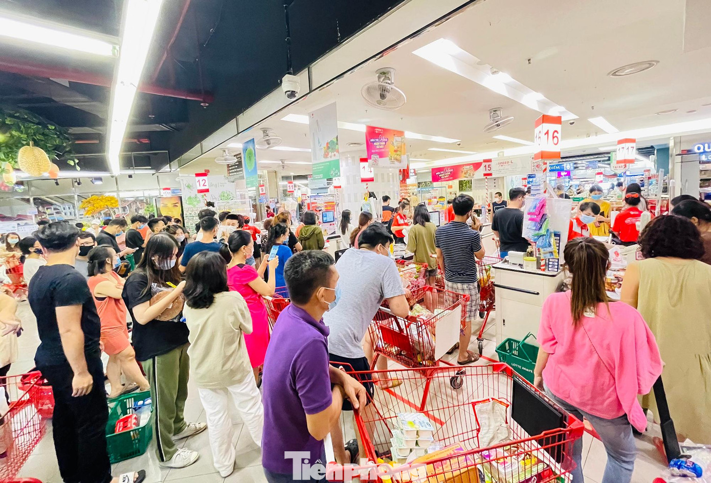 Tại siêu thị Lotte vào thời điểm 20h30, hàng dài người dân nối chờ nhau đến lượt thanh toán kéo dài cả chục mét.