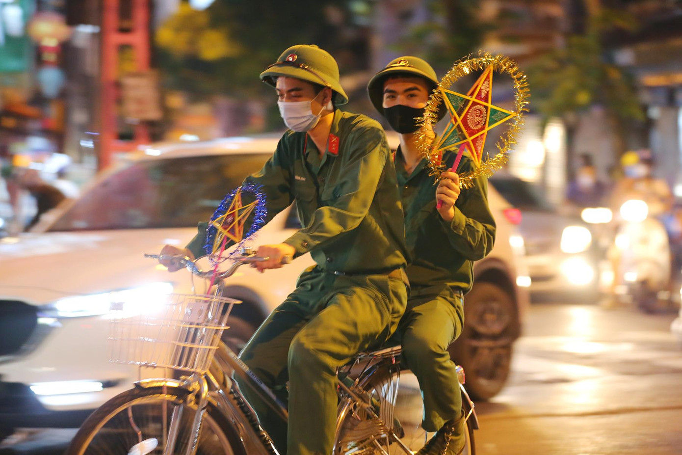 Các anh bộ đội cũng mua đèn ông sao để chào đón Trung thu Các anh bộ đội cũng mua đèn ông sao để chào đón Trung thu