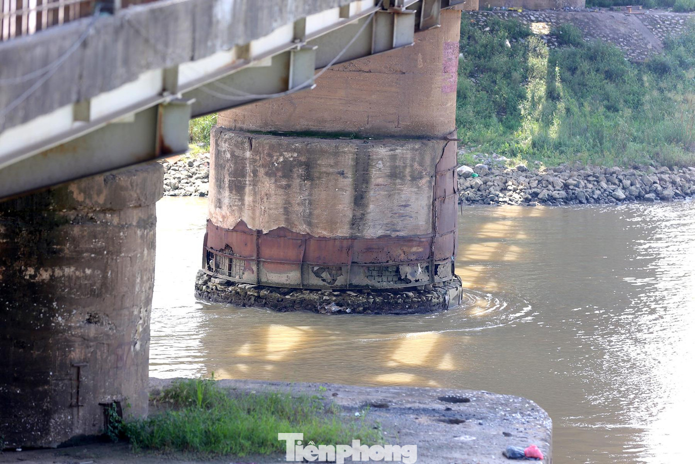 Sau hơn 119 năm đưa vào hoạt động, mặc dù được tu bổ thường xuyên nhưng do lưu lượng phương tiện lưu thông quá lớn cùng với tuổi thọ cao khiến cây cầu này đã xuống cấp nghiêm trọng.