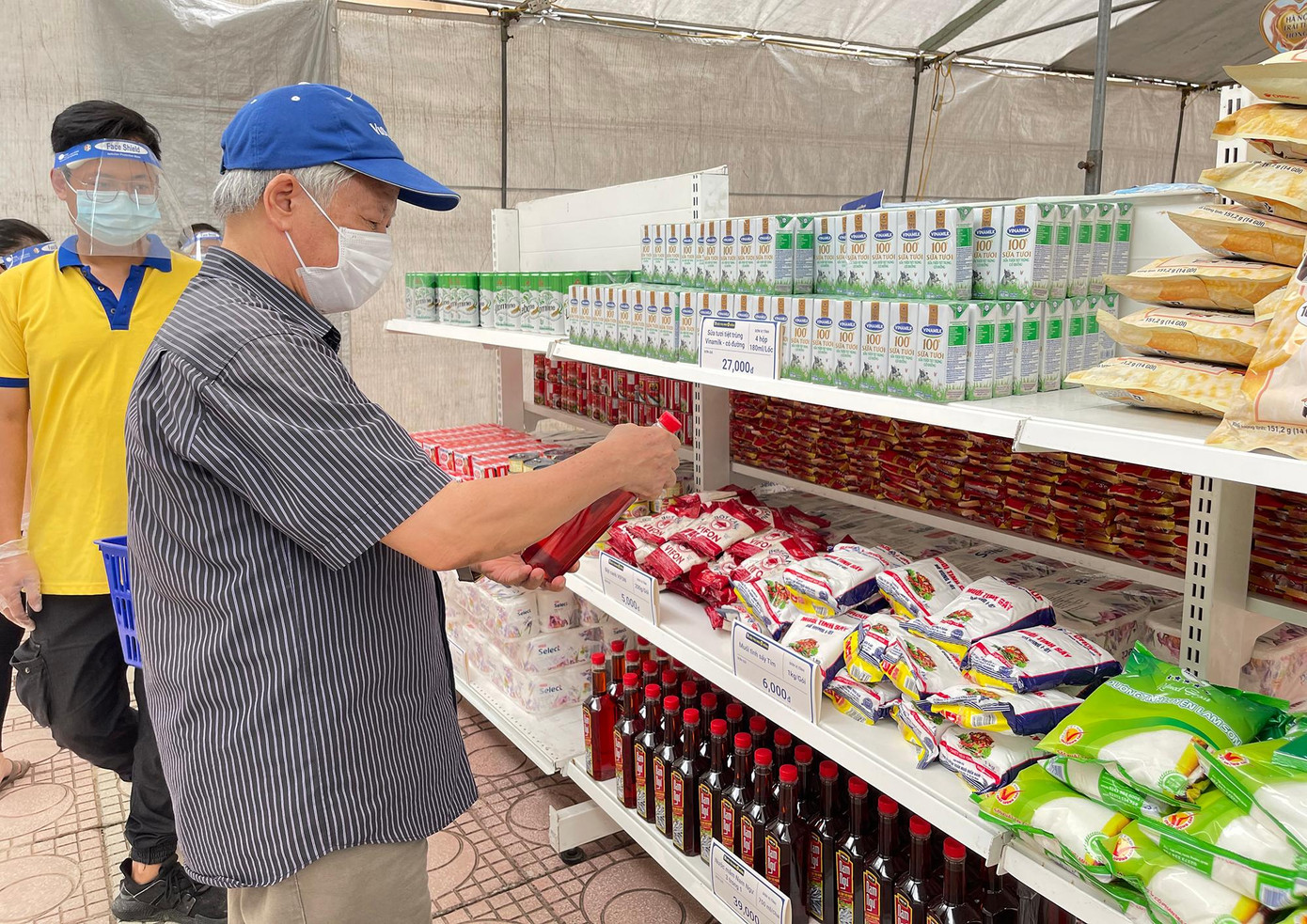 Bác Lê Thanh Mẽn 73 tuổi nhà ở tổ 7 phường Đức Thắng cho biết: &quot;Dịch bệnh khó khăn, rất phấn khởi khi được phát tặng phiếu mua hàng trị giá 400.000 đồng ở siêu thị 0 đồng này&quot;.