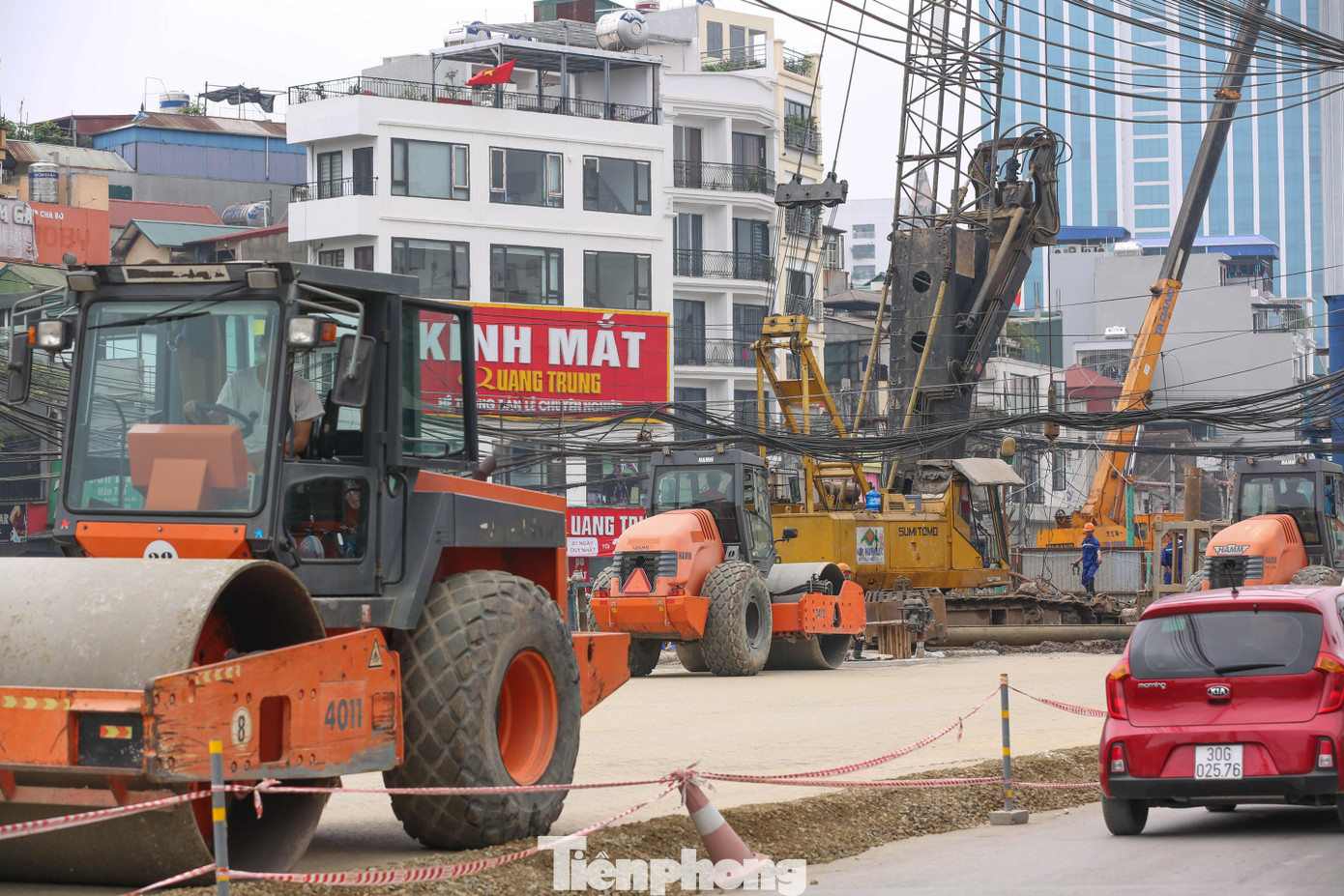 Các phương tiện máy móc tập trung đến làm các phần việc như lu đường, cẩu dầm