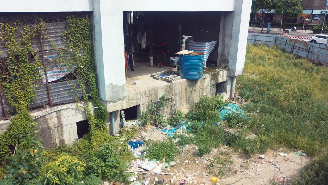 Tuy nhiên, đến nay sau 10 năm, dự án vẫn dậm chân tại chỗ. Bên trong cỏ dại mọc um tùm. Khu tầng 1 biến thành nơi ở tạm cho công nhân xây dựng các công trình xung quanh.