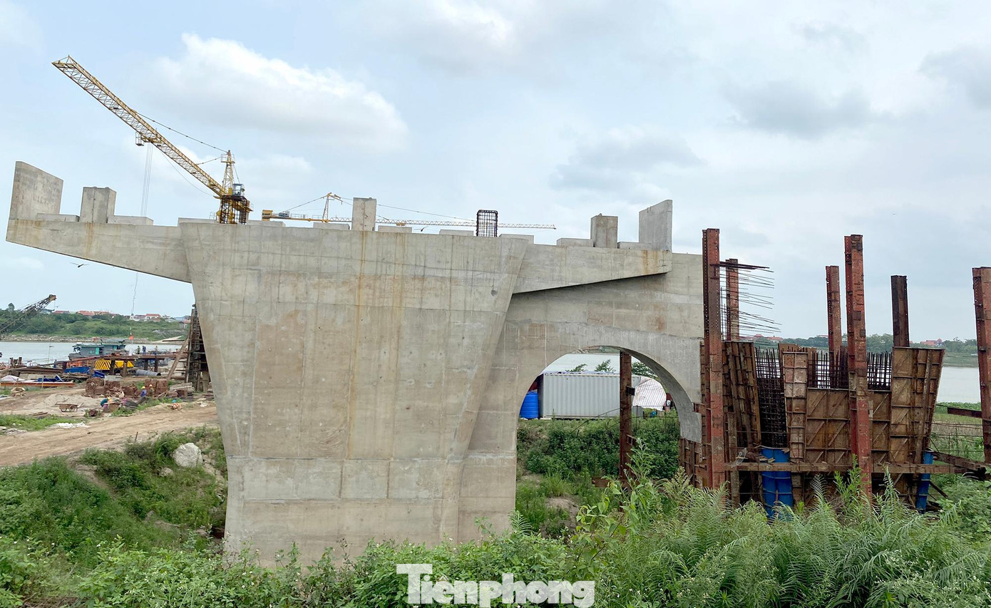 Các trụ bê tông chính của cầu đã hoàn thiện, nhà thầu thi công bắt đầu thi công lắp đà giáo di động để đổ 5 nhịp dầm ở phần cầu chính.