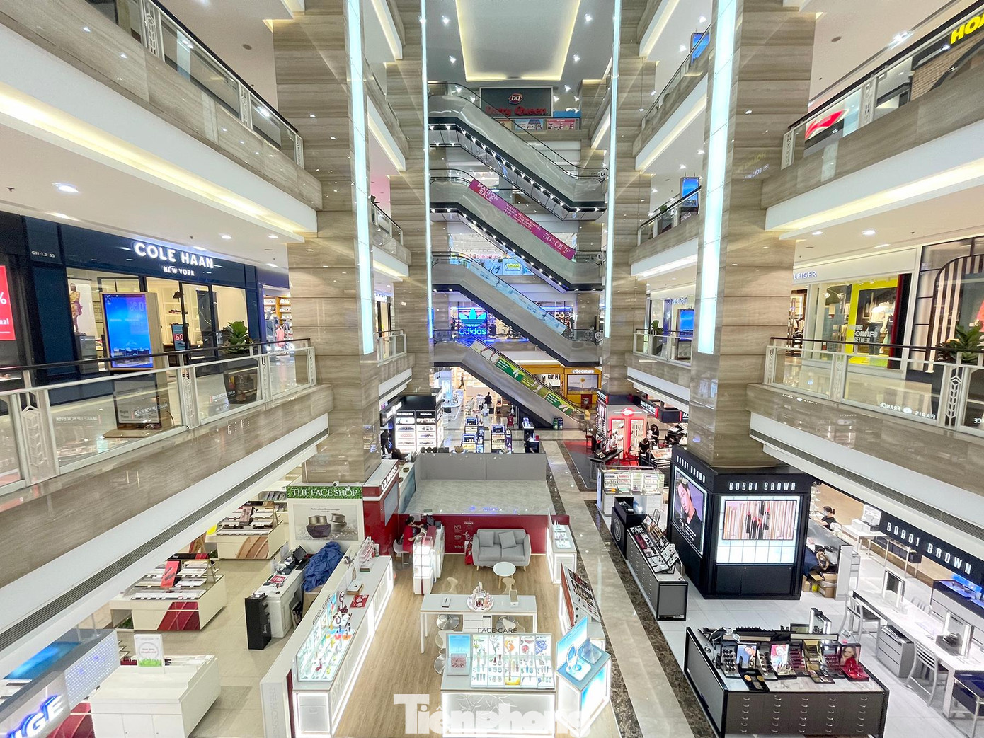 Đại diện BQL TTTM Vincom Bà Triệu cho biết, để đảm bảo không gian mua sắm và trải nghiệm an tâm dành cho toàn bộ khách hàng, Vincom đã thiết lập 5 lớp bảo vệ "TTTM xanh".