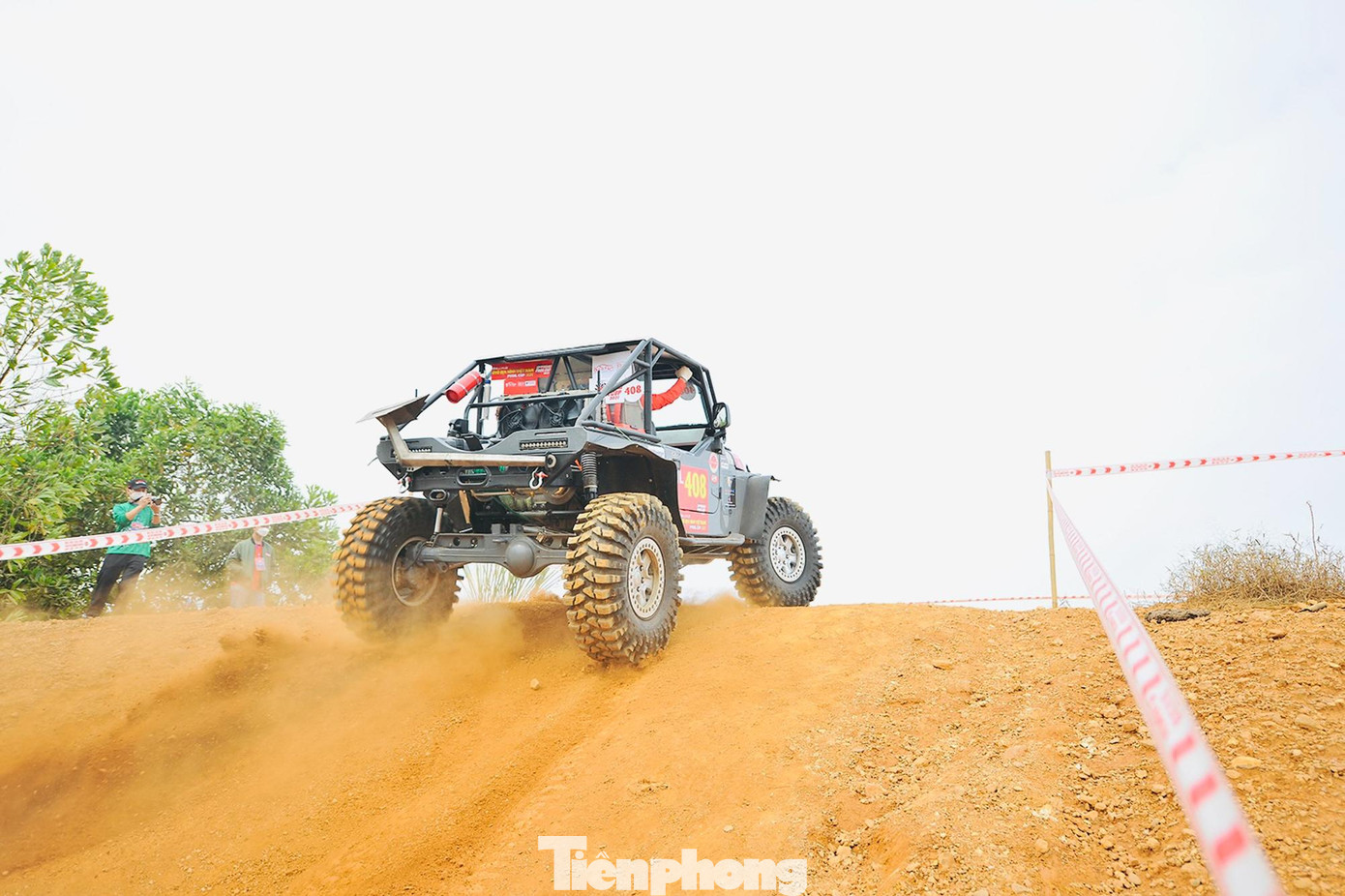 Những bài thi vượt chướng ngại vật đòi hỏi sức kéo và độ bám của các bộ lốp chuyên dụng càng trở nên khắc nghiệt hơn với những cung đường như thế này.