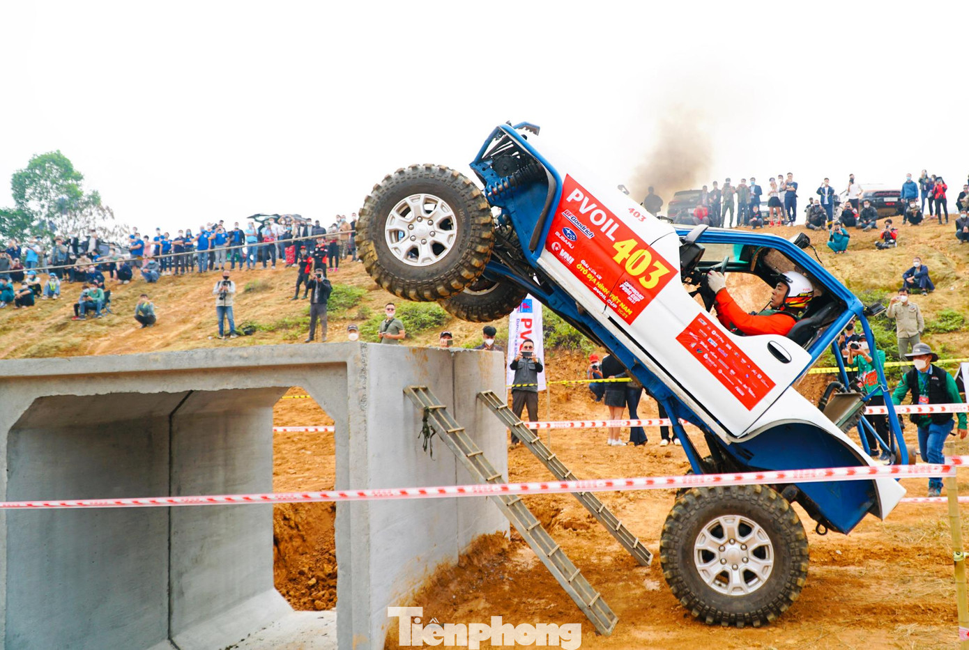 &quot;Thót tim&quot; với màn vượt chướng ngại vật của các tay đua trong buổi thi đầu tiên sáng ngày hôm nay.