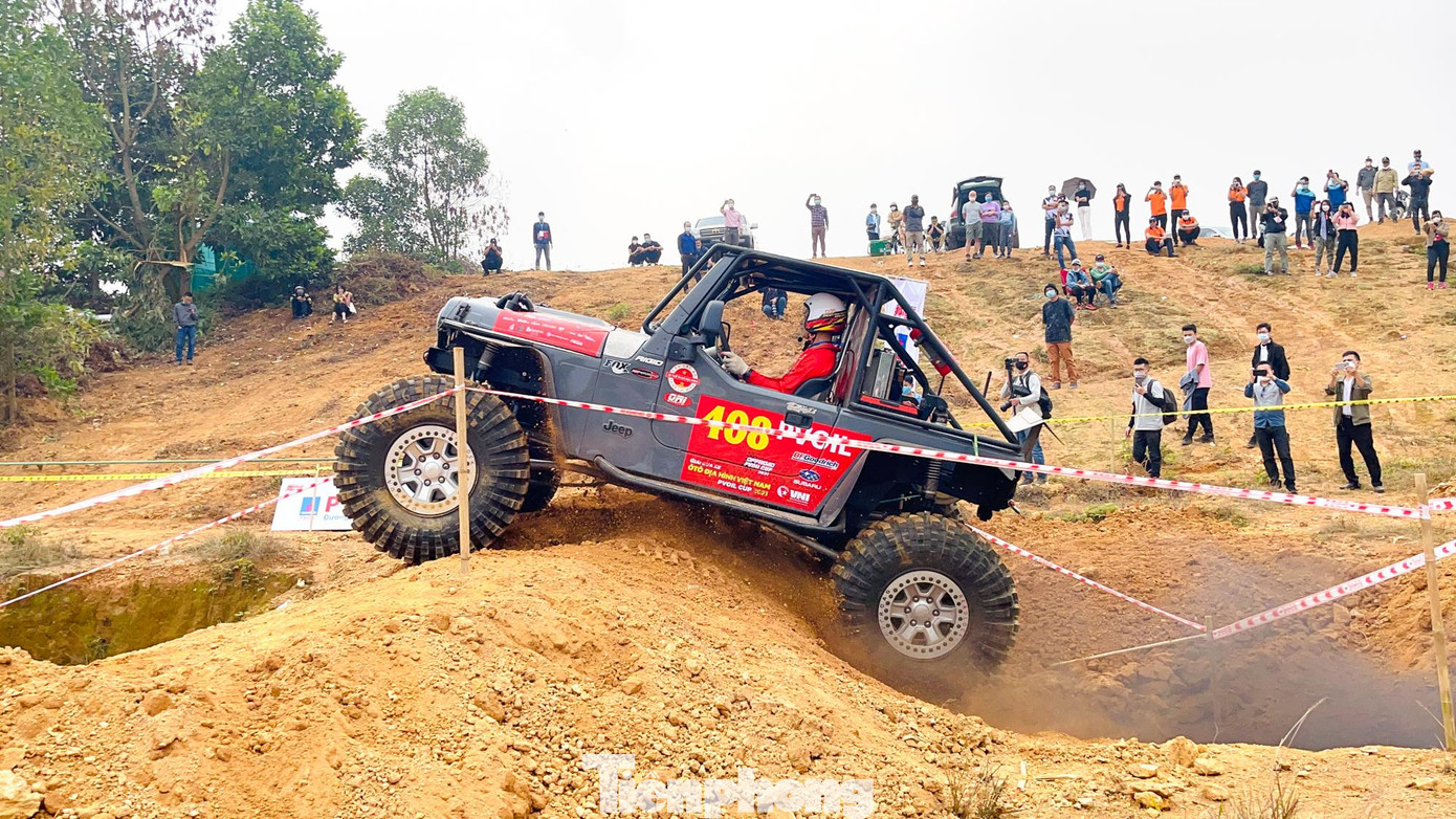 Các phần thi vượt hố sâu như thế này luôn là thử thách đầy kịch tính với các vận động viên.