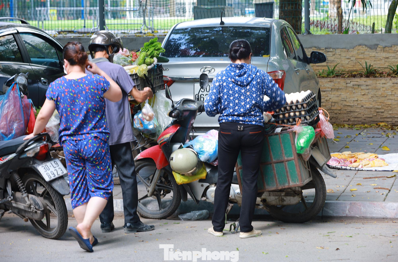 Không chỉ lấn chiếm vỉa hè, lòng đường phố cũng bị chiếm dụng thành điểm kinh doanh.