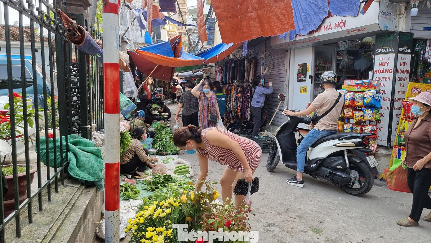 Chợ cóc ngõ 896 Nguyễn Khoái, Hà Nội vẫn họp đông đúc vào sáng 13/4
